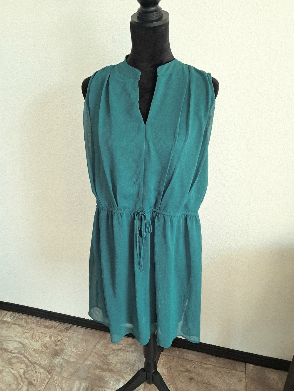 Nine West Green Chiffon Sleeveless Dress Pleated V-neck Drawstring Waist Lined